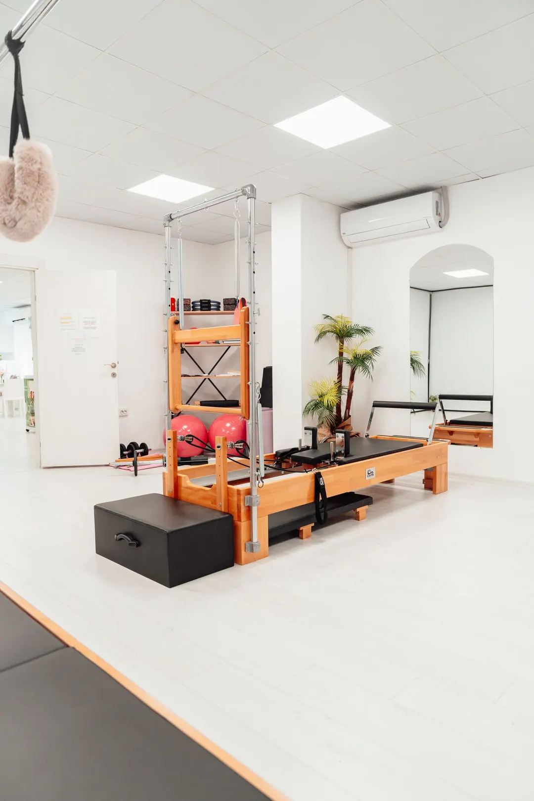 Reformer Pilates en bois dans un studio équipé